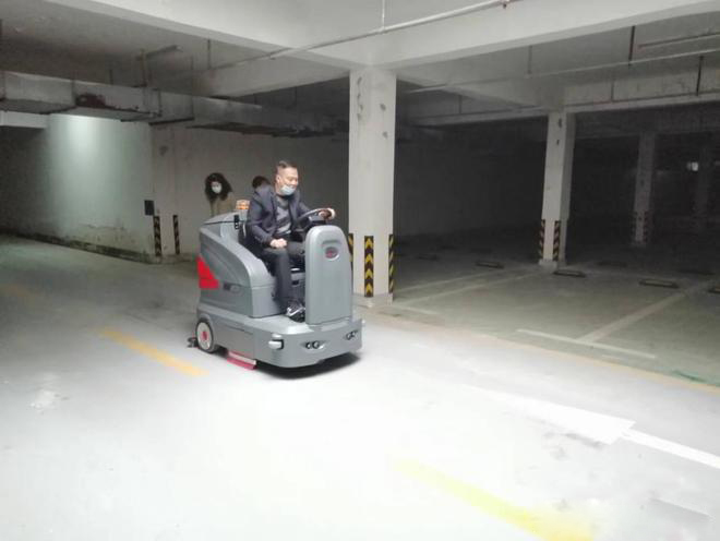 洛阳小区物业保洁不用人力改用驾驶式洗地机了